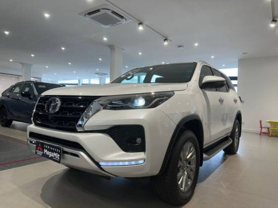 TOYOTA HILUX SW4 2.8 D-4D TURBO DIESEL SRX 7L 4X4 AUTOMÁTICO